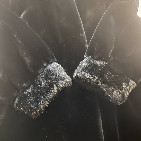 Elegant Black Hooded Women's Coat - Picture 8 of 16